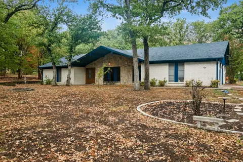104 Trailwood Ct, Burleson, TX 76028