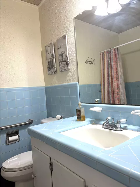 Bath - 804 E Adams St, Itasca, TX 76055 photo 1 of 3