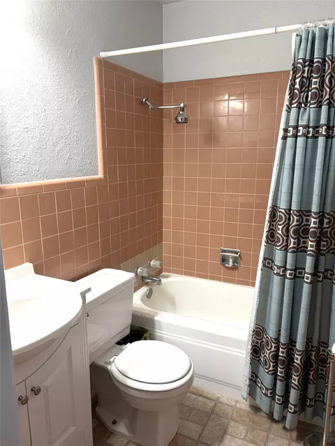 Bath - 804 E Adams St, Itasca, TX 76055 photo 3 of 3