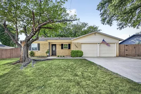 1121 Greendale Dr, Bedford, TX 76022