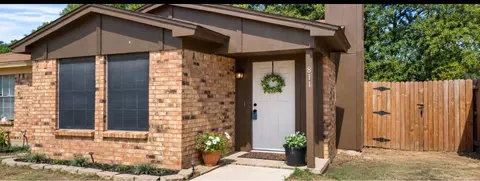811 Woodland Ct, Kennedale, TX 76060