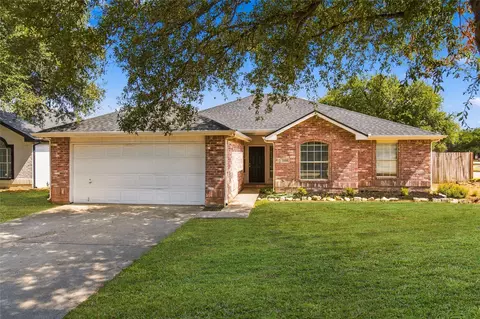 1024 Hiawatha Ct, Saginaw, TX 76131
