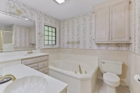 Bath - 1656 Pineview Ln, Hideaway, TX 75771 photo 2 of 4