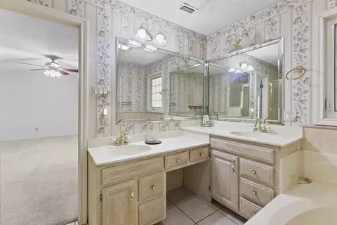 Bath - 1656 Pineview Ln, Hideaway, TX 75771 photo 3 of 4