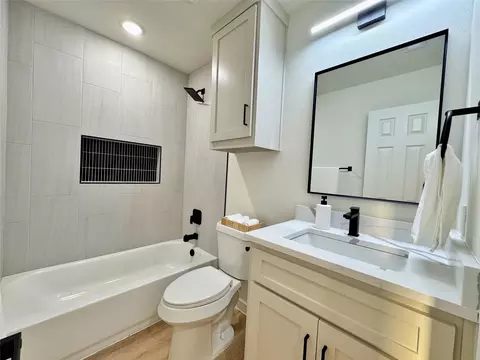 Bath - 1814 Division St, Commerce, TX 75428 photo 2 of 2