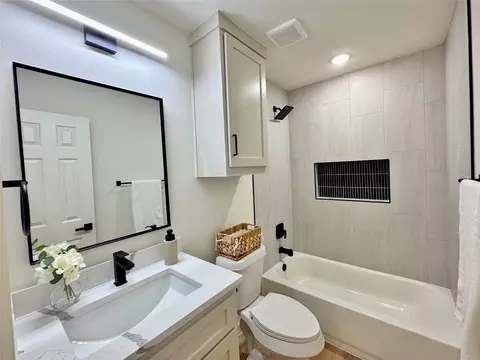 Bath - 1814 Division St, Commerce, TX 75428 photo 1 of 2