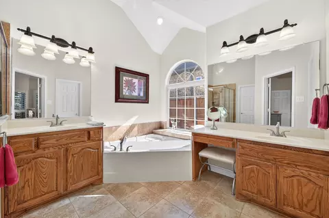 Bath - 4112 Red Wolfe Rd, Denton, TX 76208 photo 1 of 3