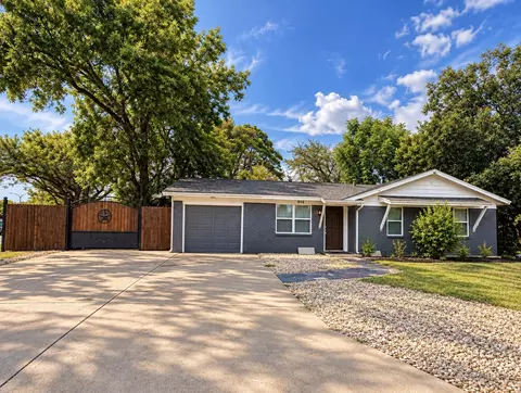 819 N Cooper St, Arlington, TX 76011
