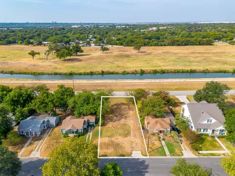 825 Edgefield Rd, Fort Worth, TX 76107