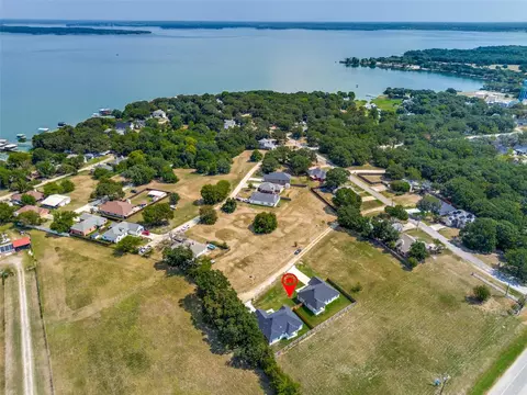 701 Lakeland Dr, West Tawakoni, TX 75474