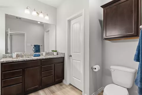 Bath - 10821 Hollister Ln, Waco, TX 76708 photo 2 of 3