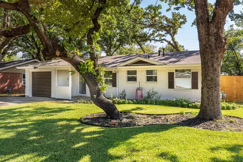 805 Clover Park Dr, Arlington, TX 76013