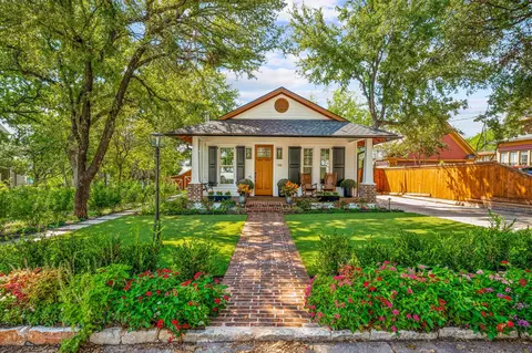 119 W Bluff St, Granbury, TX 76048