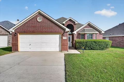 1113 Manhassett Ct, Fort Worth, TX 76140