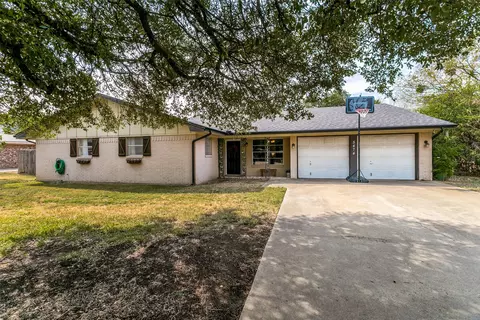 5474 Valley Dr, Fort Worth, TX 76140