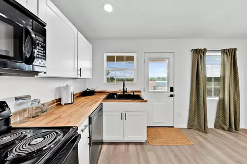 Kitchen - 5259 County Road 4604, Commerce, TX 75428 photo 4 of 4