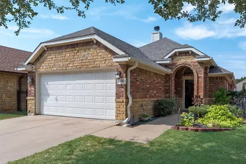 9032 Racquet Club Dr, Fort Worth, TX 76120