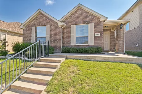 5809 Wake Robin Dr, Fort Worth, TX 76123