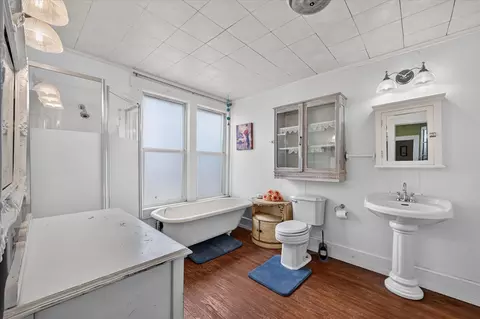 Bath - 304 E Main St, Itasca, TX 76055 photo 1 of 6