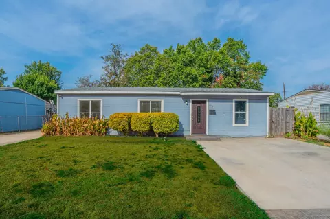 934 Indian Hills Dr, Grand Prairie, TX 75051
