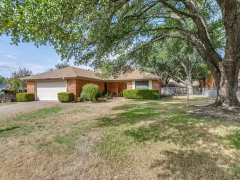 221 Meadowhill Dr, Benbrook, TX 76126