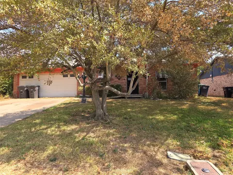 2001 Carverly Dr, Fort Worth, TX 76112
