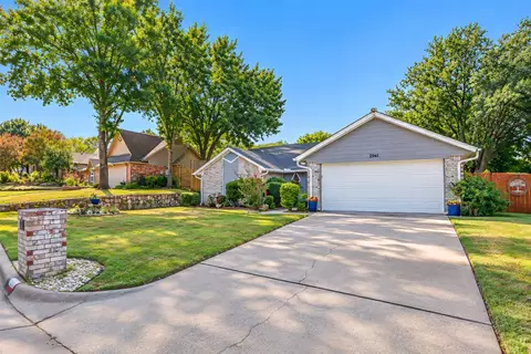 Exterior - 2941 Cresthaven Dr, Grapevine, TX 76051 photo 2 of 6