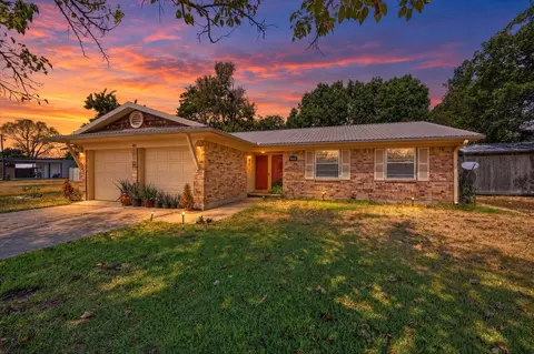 402 W Carter St, Savoy, TX 75479