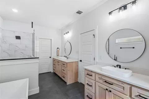 Bath - 230 Silver Lakes Dr, Sunset, TX 76270 photo 4 of 5