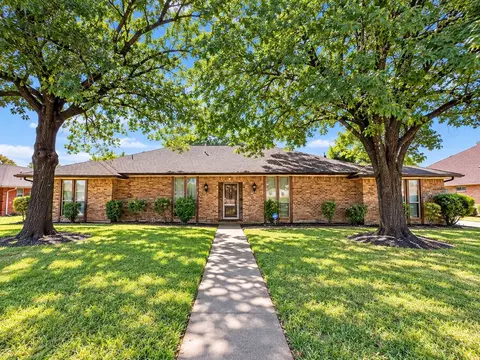 1128 Post Oak Ln, Desoto, TX 75115
