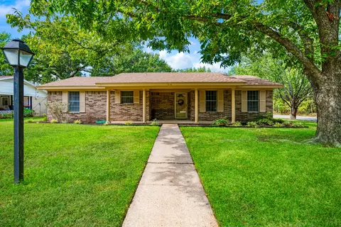 210 31st St SW, Paris, TX 75460