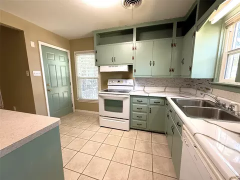 Kitchen - 3520 Maple Ave, Waco, TX 76707 photo 2 of 3