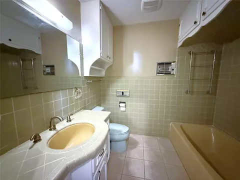 Bath - 3520 Maple Ave, Waco, TX 76707 photo 1 of 2