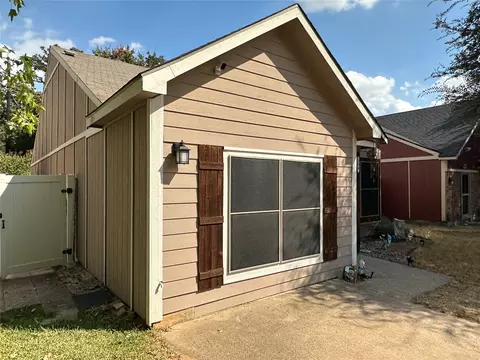 Exterior - 504 Rustic Ct, Irving, TX 75060 photo 4 of 10