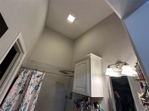 Bath - 504 Rustic Ct, Irving, TX 75060 photo 3 of 3