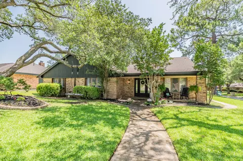 2211 Midhurst Dr, Arlington, TX 76013