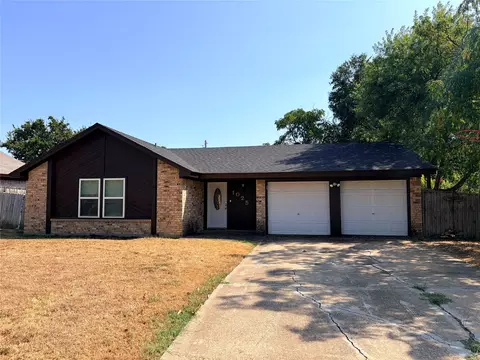 1025 Fox River Ln, Fort Worth, TX 76120