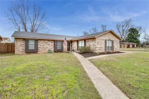 3915 Parkway Dr, Bossier City, LA 71112
