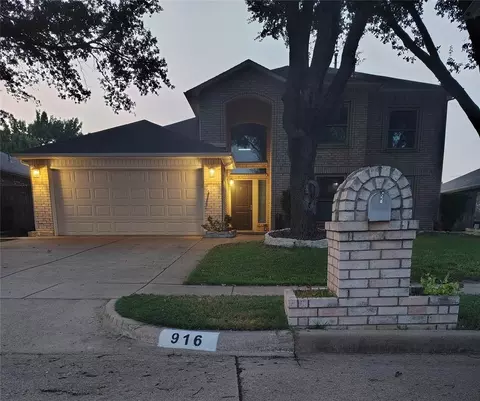 916 Pennsylvania Dr, Saginaw, TX 76131