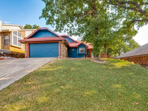6406 Woods Edge Dr, Arlington, TX 76016