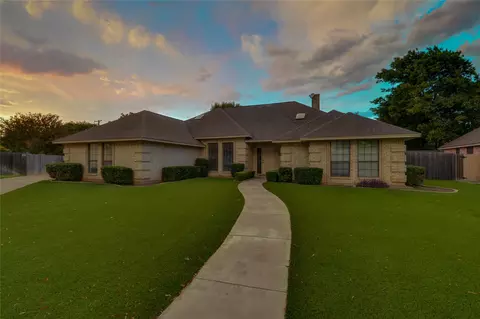 8240 Saddlebrook Dr, Benbrook, TX 76116
