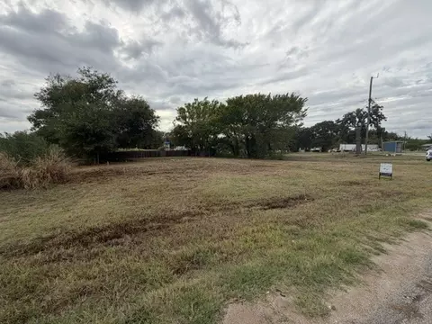 800 S Parkway Dr, Alvarado, TX 76009
