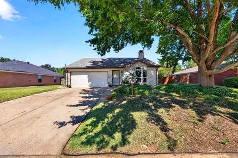 203 Briarglen Dr, Cedar Hill, TX 75104