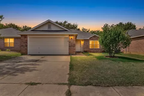 10333 Bear Hollow Dr, Fort Worth, TX 76244
