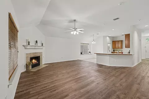 1235 Clearwater Dr, Grand Prairie, TX 75052