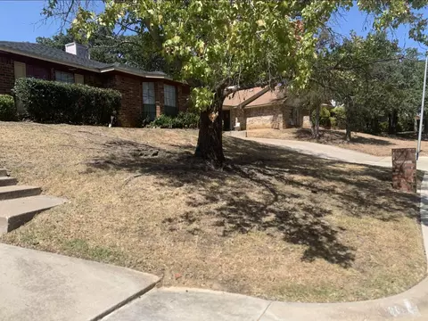 1904 Crooked Ln, Fort Worth, TX 76112