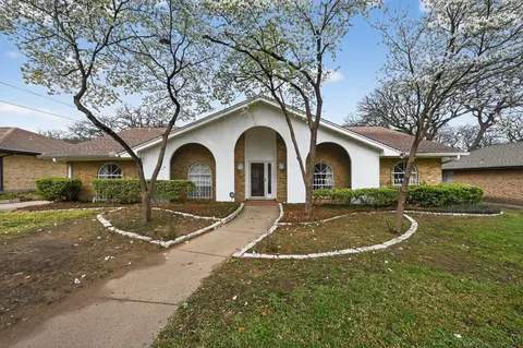 704 Castlewood Ln, Arlington, TX 76012