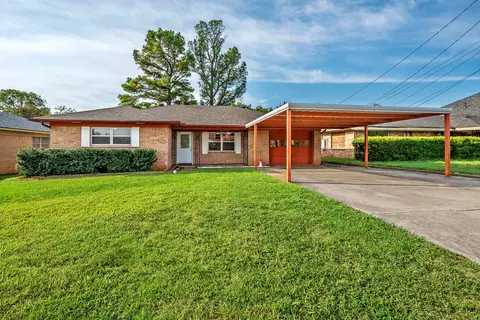 2710 W Walker St, Denison, TX 75020