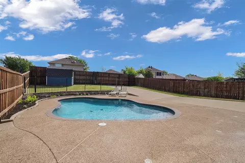 905 Elizabeth Dr, Lewisville, TX 75067