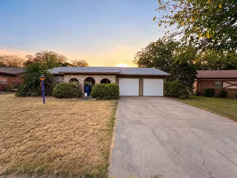 321 Quail Creek Dr, Crowley, TX 76036
